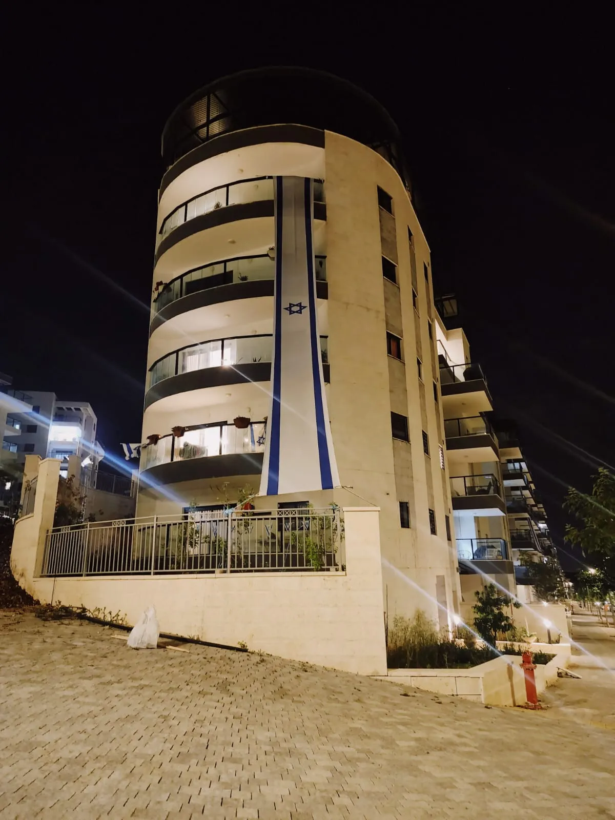 בניין מגורים מואר בלילה, בניין בניהול אל ג׳י