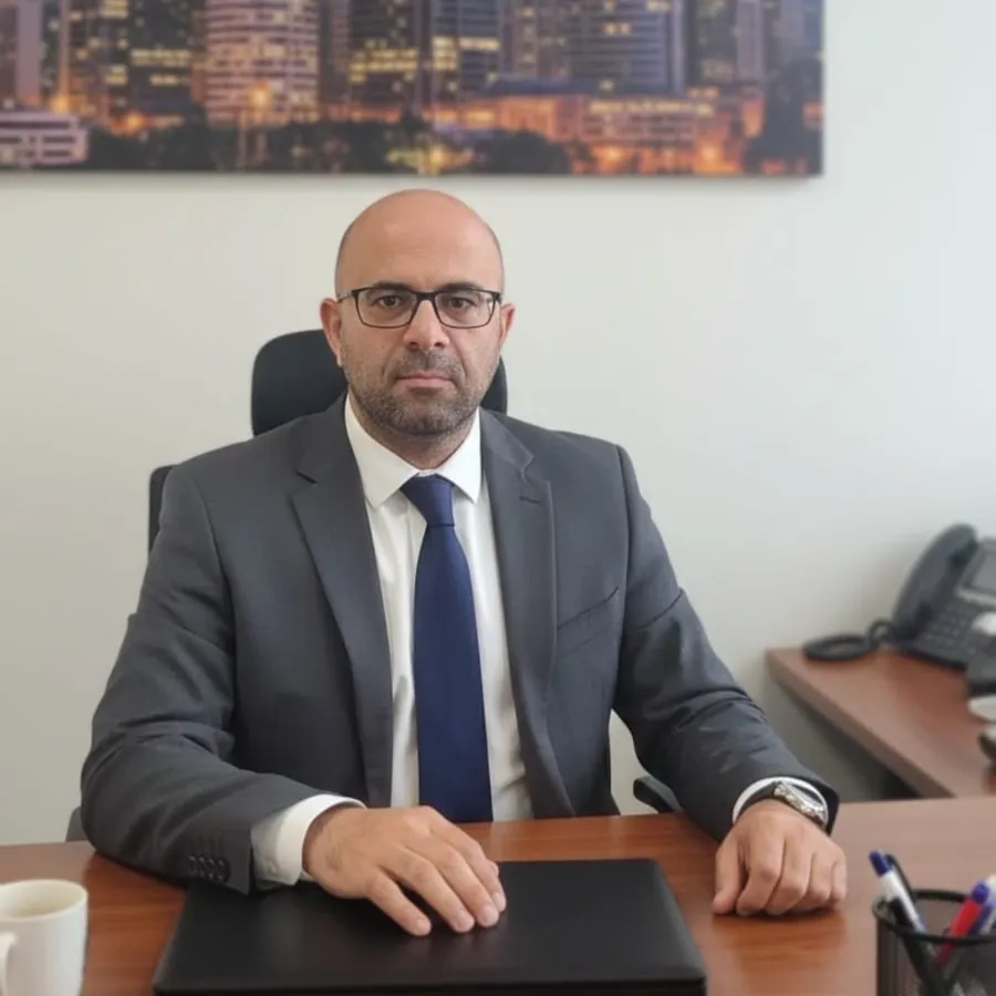 מיכאל אברג'ל, הנדסאי בניין ומוביל התחום המקצועי באל ג׳י, בחליפה במשרד